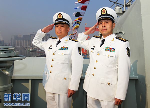 中国第一艘航空母舰舰长为张峥 政委为梅文