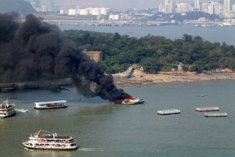 据腾讯微博网友J小项、晓羽、丽琪、MZ庄淼六世等人现场爆料，厦门鼓浪屿有多艘船只着火，目前火势已得到控制。