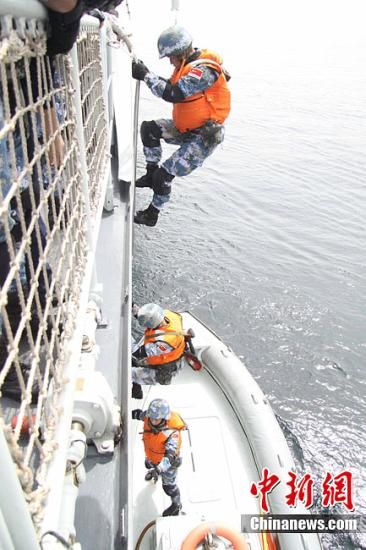 中国海军护航编队驱离两批疑似海盗小艇