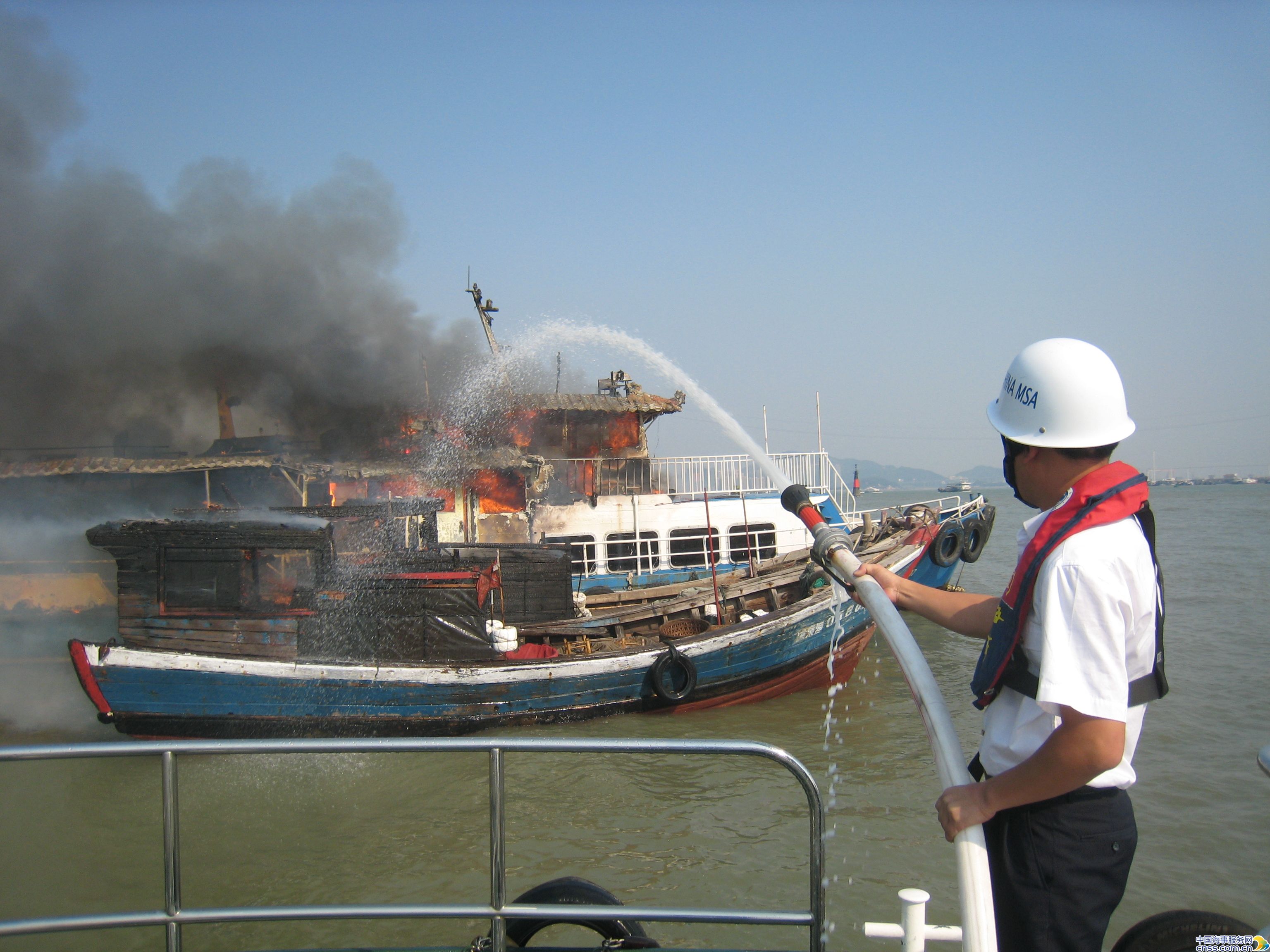海事部门成功处置鼓浪屿水域船舶火灾事故