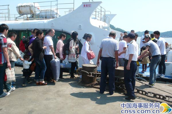 海事人员坚守渡口强化现场监管 