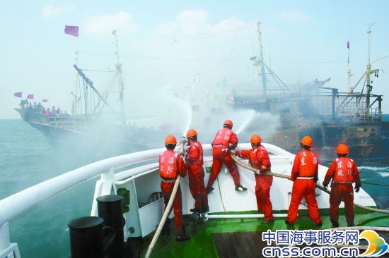 东海救助局拖救失火渔船 