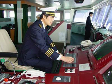 台湾航海海员待遇高 船员生活好工作不过劳(图)
