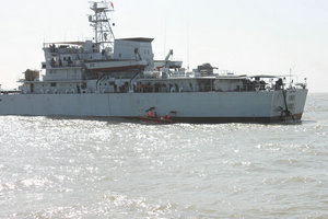 “东海救201”轮成功救助一名海军患病士兵（图）