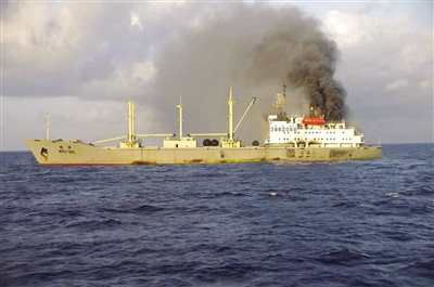 日海警救起64名中国船员 货船引擎发生爆炸起火