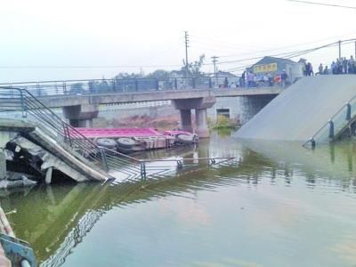 江苏丹阳一大桥倒塌2人坠河 桥面此前已现裂缝