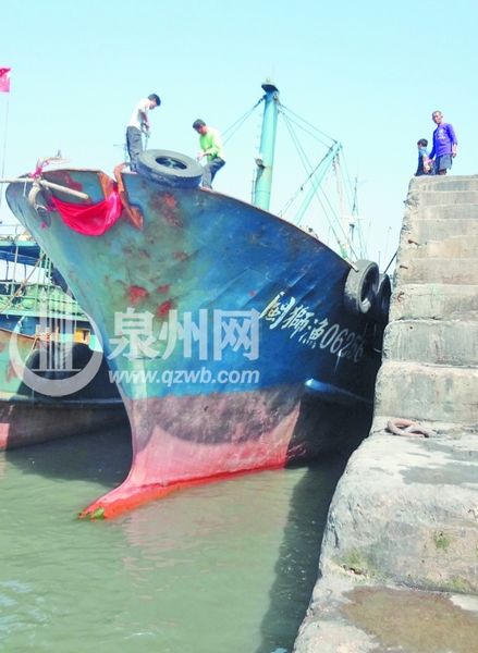 石狮一渔船广东海域失火 兄弟渔船救起16渔民