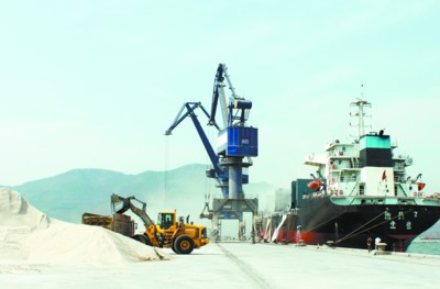 大连港倾力建造临港工业型港口