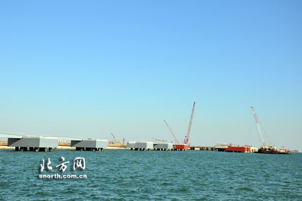 天津港首个浮式LNG码头工程主体顺利完工【高清】