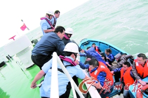 快艇出故障 12人海上遇险