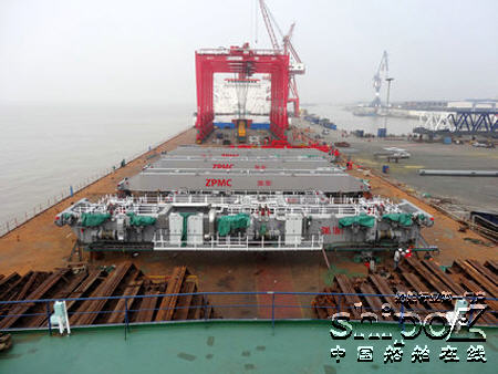 振华重工28000吨工程船起重机项目首船发运