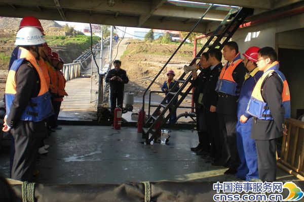 武穴海事处强化油库码头消防防污应急演习