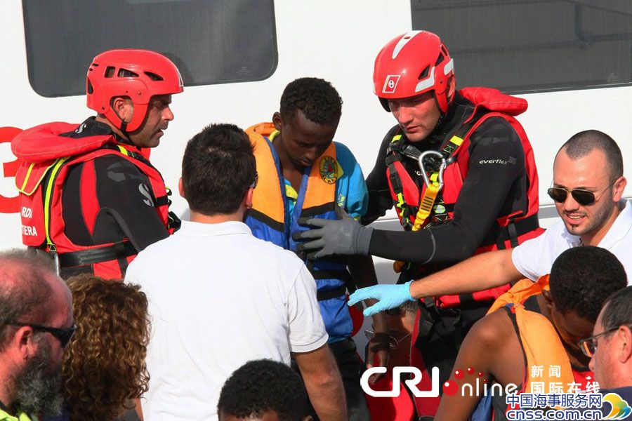 非洲移民船地中海倾翻 70人获救10人遇难(高清)