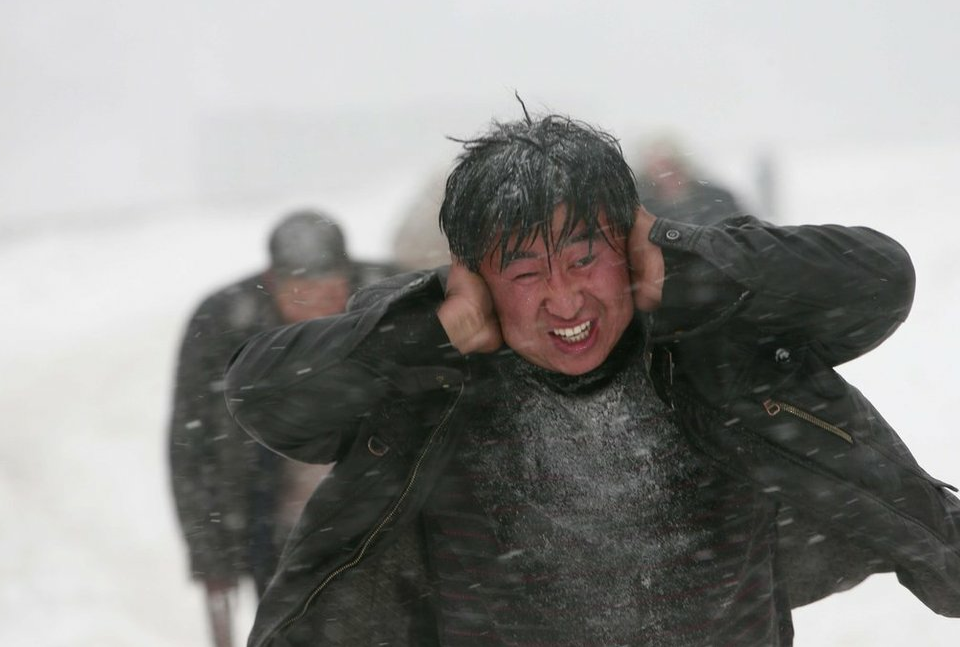 北京雪中转移京藏高速2000余名受困者