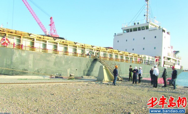 运载货轮主机的船舶顺利停靠船厂。