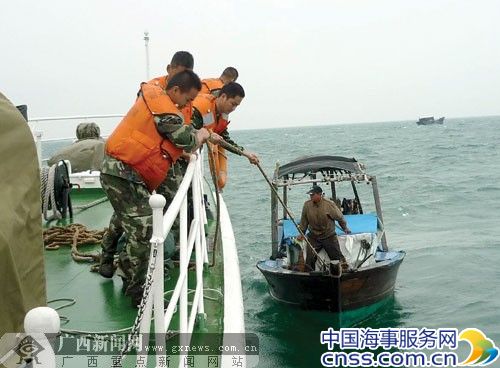 一艘海南籍渔船在北海撞上一艘小船 海警及时营救