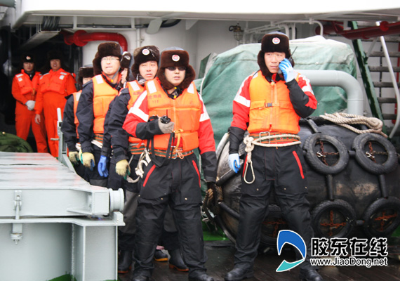 北海救助局队员在救助遇险渔民