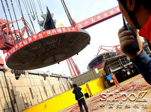 上海外高桥自升式钻井平台坞内总装