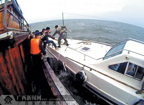 越南渔船在防城港海域遇险 海警施救三名船员脱险（图）