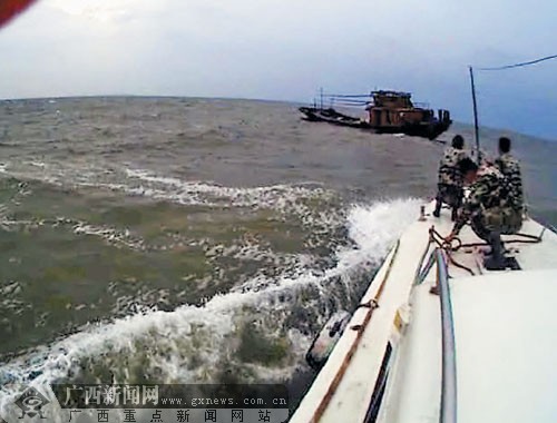 越南渔船在防城港海域遇险 海警施救三名船员脱险