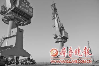 随着四座40吨级门座式起重机安装完毕,滨州港已具备正式通航条件。本报记者张卫健摄