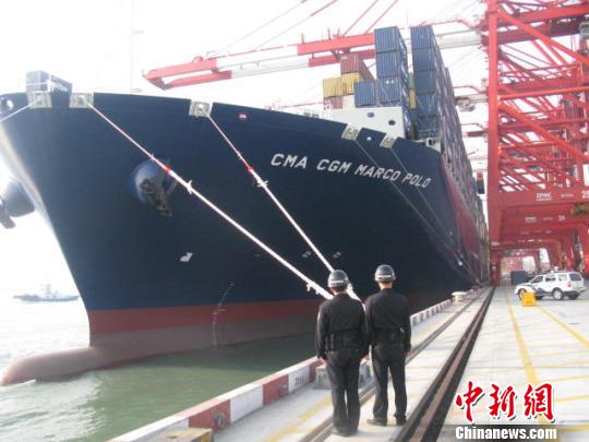 18万吨级超大集装箱货轮达飞马可波罗号14日靠泊深圳蛇口赤湾集装箱码头赖璜璇摄