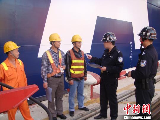 18万吨级超大集装箱货轮达飞马可波罗号14日靠泊深圳蛇口赤湾集装箱码头赖璜璇摄