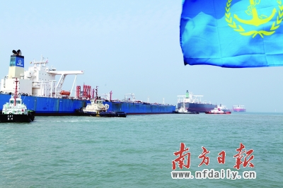 为了让超大型油轮顺利进港，惠州海事局确保了航道通畅。林涌浩 张剑 摄