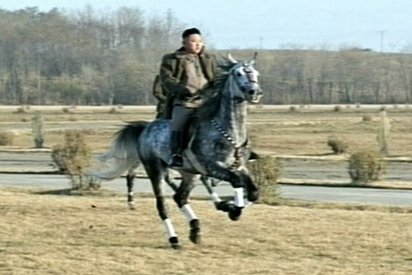 金正恩视察第534部队 训练场骑马“秀”英姿（高清）
