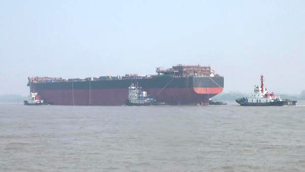 通力协作 精心维护8.2万吨级新建海船体出境