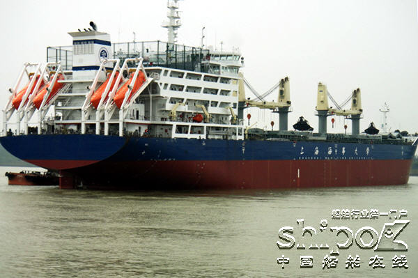 上海海大4.8万吨远洋教学实习船试航