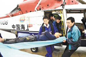 船员被钢缆击眼受重伤 飞行队紧急施救成功排险