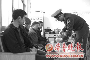 26日,获救船员在码头调度室内取暖。卢旺龙摄