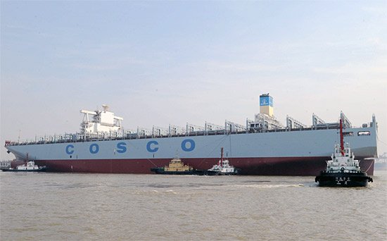 国内最大13600标准箱集装箱船成功出坞（图）