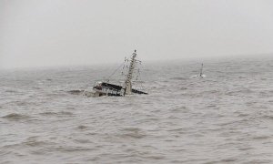 一货船触礁沉没 16名遇险船员2小时全部获救