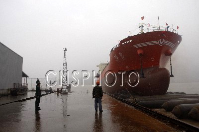 台州枫叶船业17000吨“裕意”号油轮下水