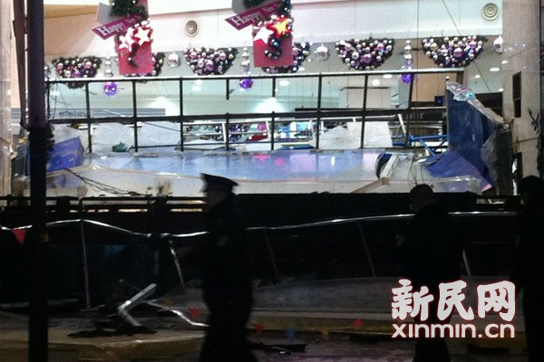 上海步行街鲨鱼缸爆裂 3条鲨鱼死亡15人受伤【组图】