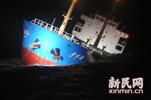 图说：失事船舶严重侧倾。上海海上搜救中心供图