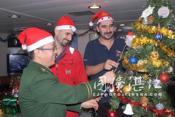 与外籍船员齐贺圣诞