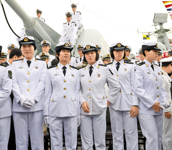 “广州舰”上身穿白色礼服的女海军