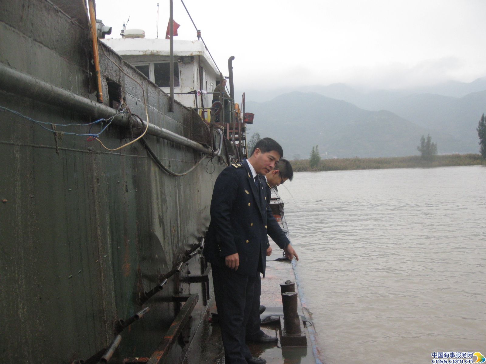 顶风冒雨加强节前巡查 超载砂船无处逃