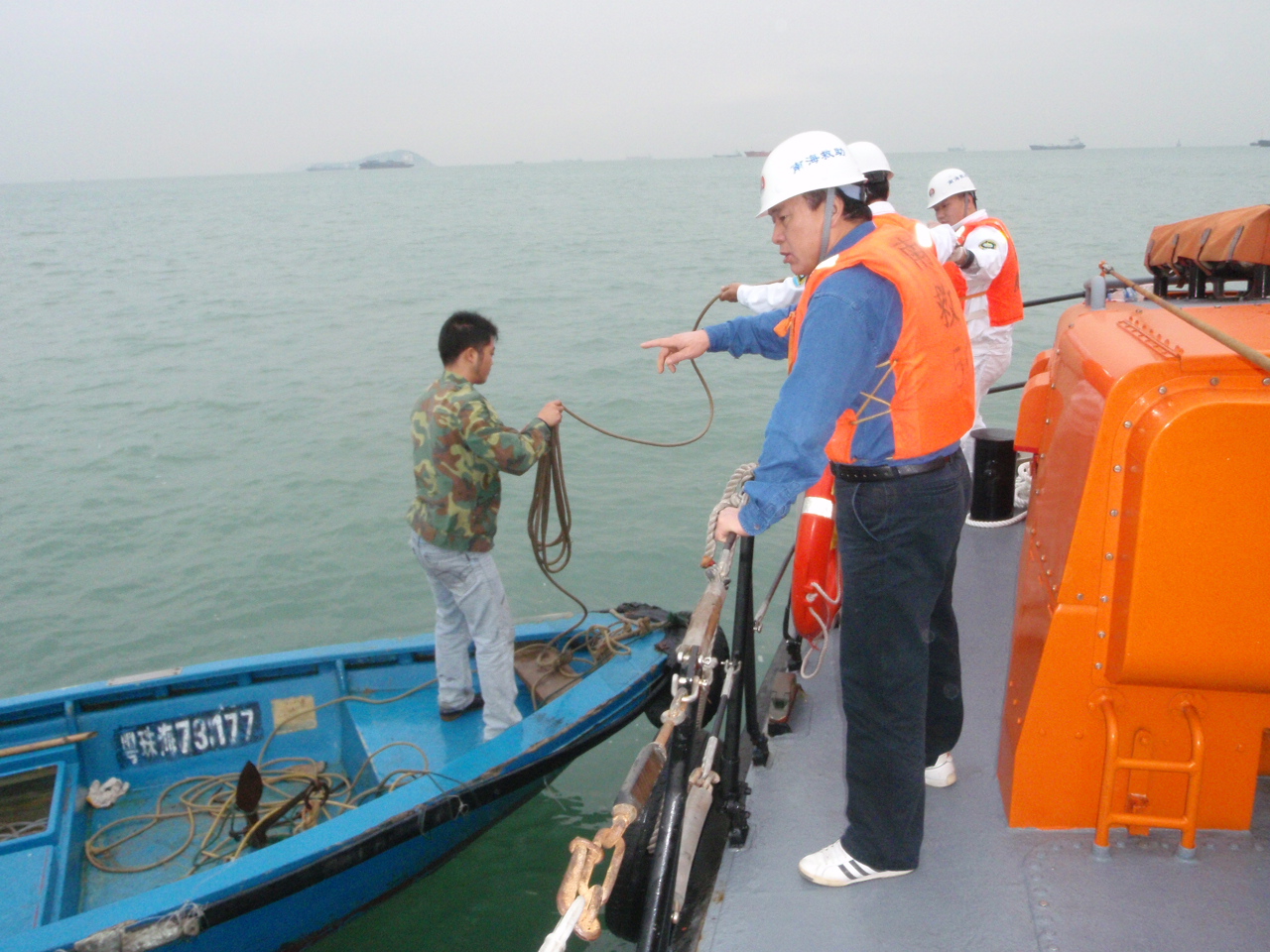 广州基地救助“粤珠渔73177”及2名渔民
