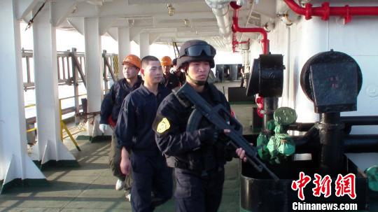 中国海军特战队员随船护卫 与多批疑似海盗周旋