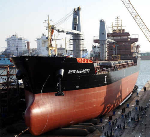 黄海造船13000吨多用途船首制船下水命名