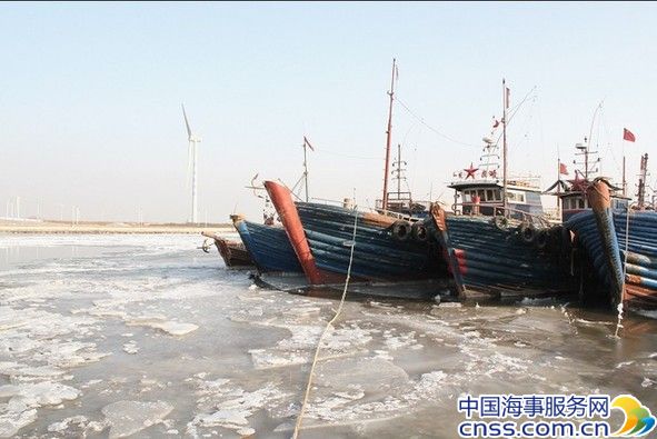 山东潍坊寿光20厘米厚冰冻住渔船“脚”