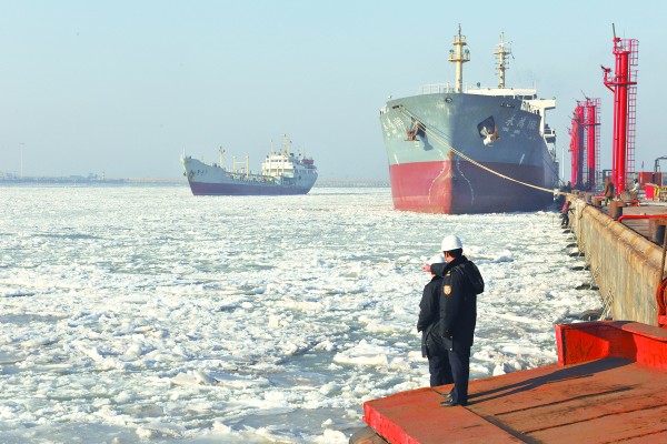 莱州湾俩小型港口封港 海冰厚达5～8厘米