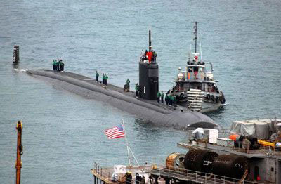 美“杰克逊维尔”号潜艇在波斯湾与小型民船相撞【图】