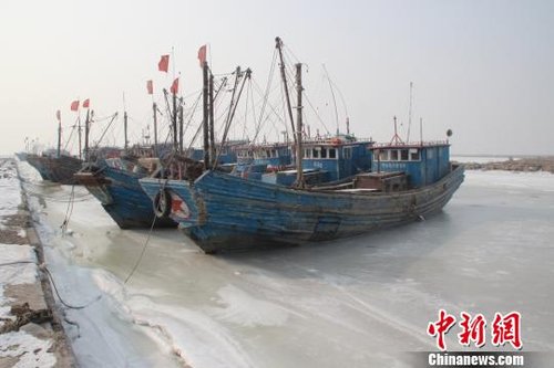 河北唐山千余渔船被封冻在渤海湾 冰情持续加剧