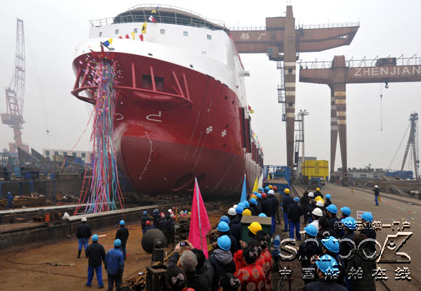 镇江船厂又一新型海洋工程船舶下水