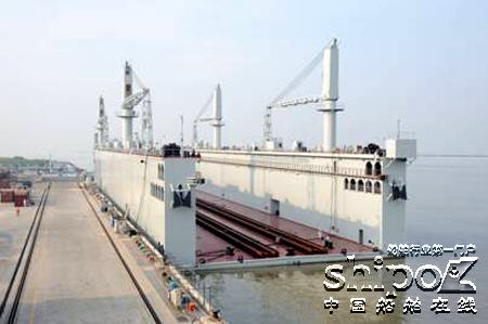 广新海工向中国海军交付世界第一艘自航式浮船坞